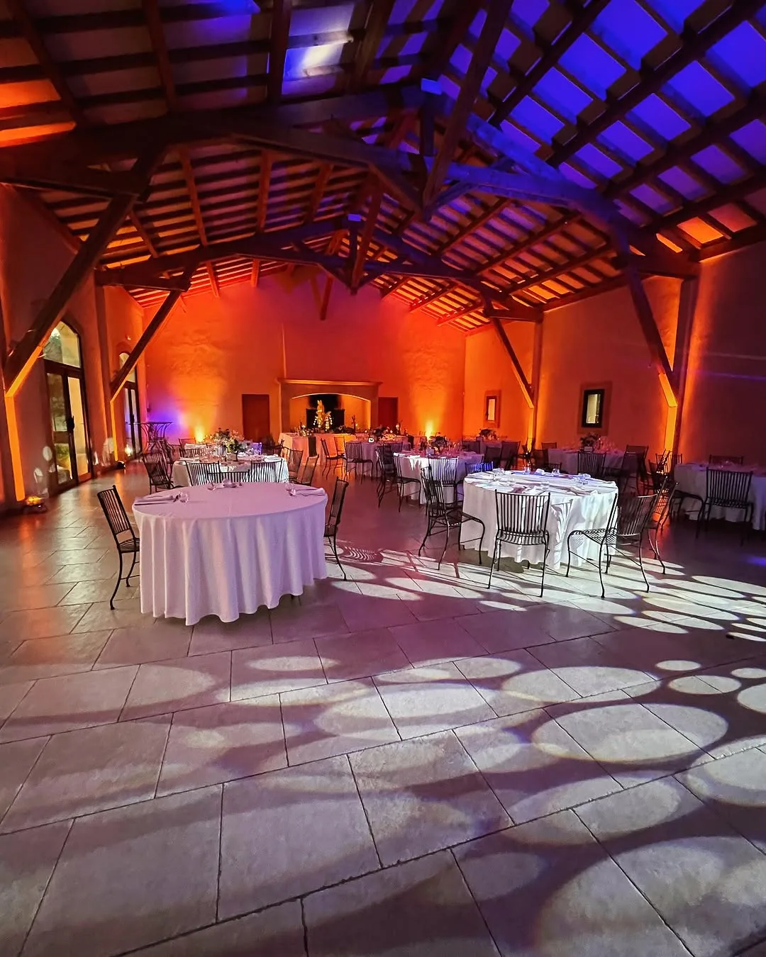 Salle de mariage mise en lumière orange par Pro Anim Event, piste éclairée