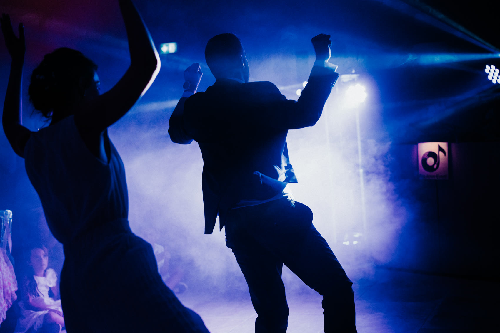 Couple qui danse dans les faisceaux et la fumée, booth Pro Anim Event