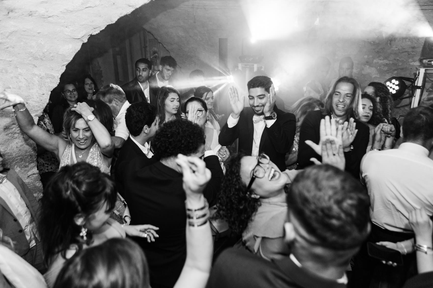 La piste de danse d'un mariage qui explose, noir et blanc